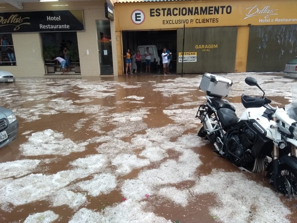 Granizo cobre rua de Itabirito aps tempestade.   Foto: Orlando Caldeira/Arquivo pessoal