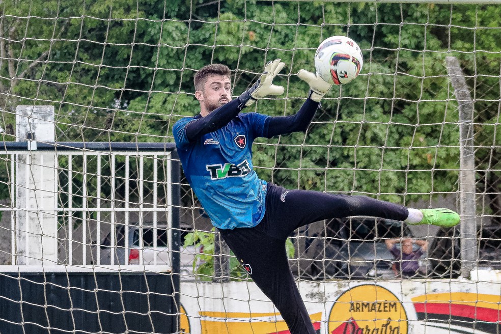 Elias em treino do Botafogo-PB — Foto: Cristiano Santos / Botafogo-PB