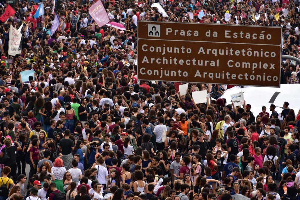 Protesto em defesa da educaÃ§Ã£o na PraÃ§a da EstaÃ§Ã£o, em Belo Horizonte â Foto: AntÃ´nio Salaverry/Arquivo pessoal