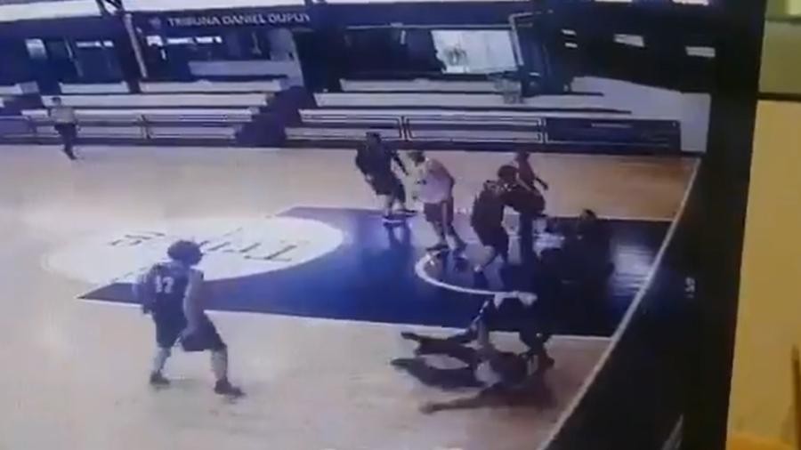 Árbitro é agredido por jogador durante partida de basquete; vídeo (Foto: Reprodução / Twitter)