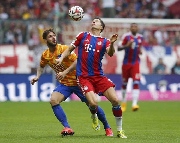 Lewandowski e Plattenhardt Bayern de Munique x Hertha Berlim (Foto: REUTERS/Michael Dalder)