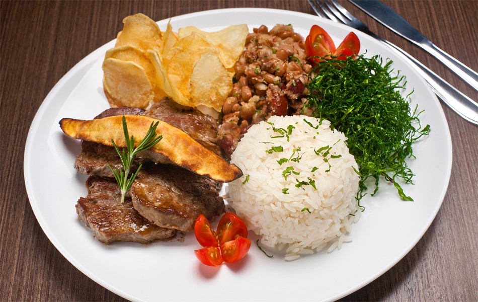 Almoço fora de casa custa R$ 36 ao trabalhador em Cuiabá, diz pesquisa