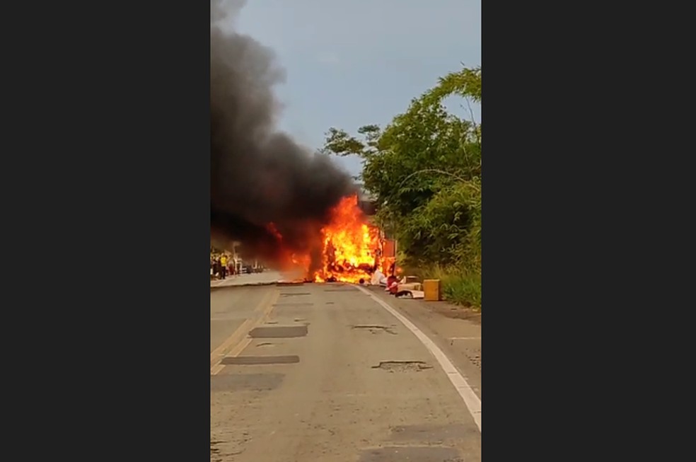 Ônibus pega fogo BR-222; uma pessoa ficou ferida — Foto: Reprodução