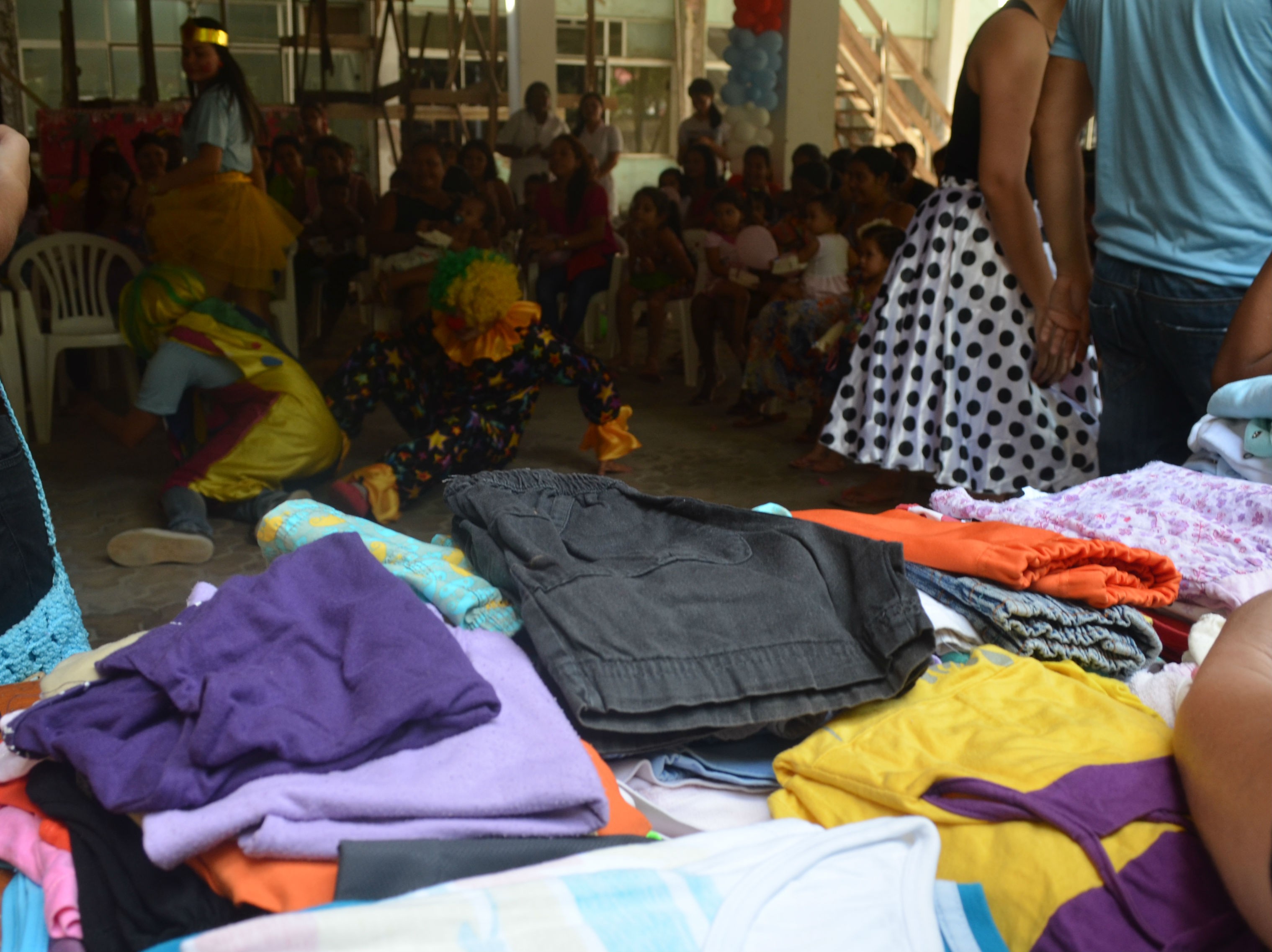 ‘Varal solidário’: escolas doam roupas de frio e calçados a alunos em Uberaba; saiba como contribuir