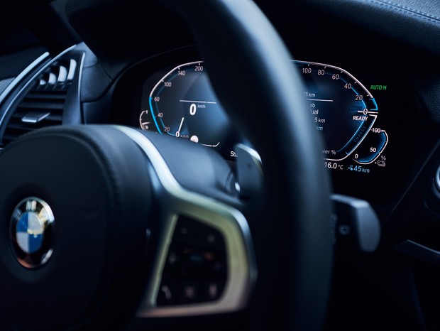 O BMW X3 xDrive30e conta com o Android Auto e o Apple CarPlay, em que é possível espelhar a interface dos smartphones (Foto: Divulgação)