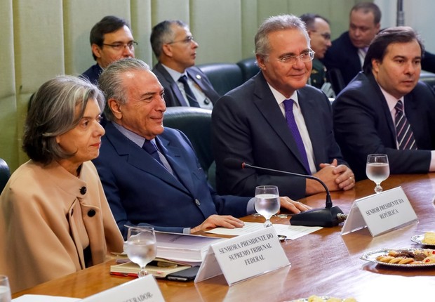 Os chefes dos Três Poderes, Cármen Lúcia, Michel Temer e Renan Calheiros,  reunidos para discutir um pacto nacional para a segurança pública (Foto: Marcos Corrêa / PR)