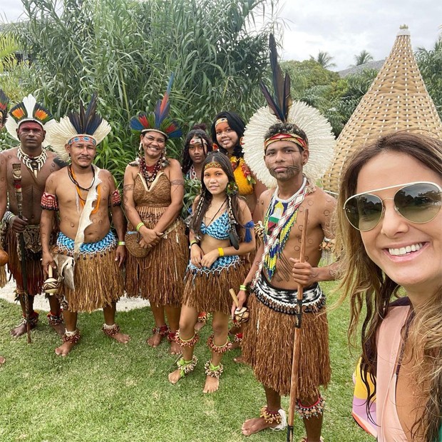 Ticiane Pinheiro visita tribo indígena com a caçula, Manuella (Foto: Reprodução / Instagram)