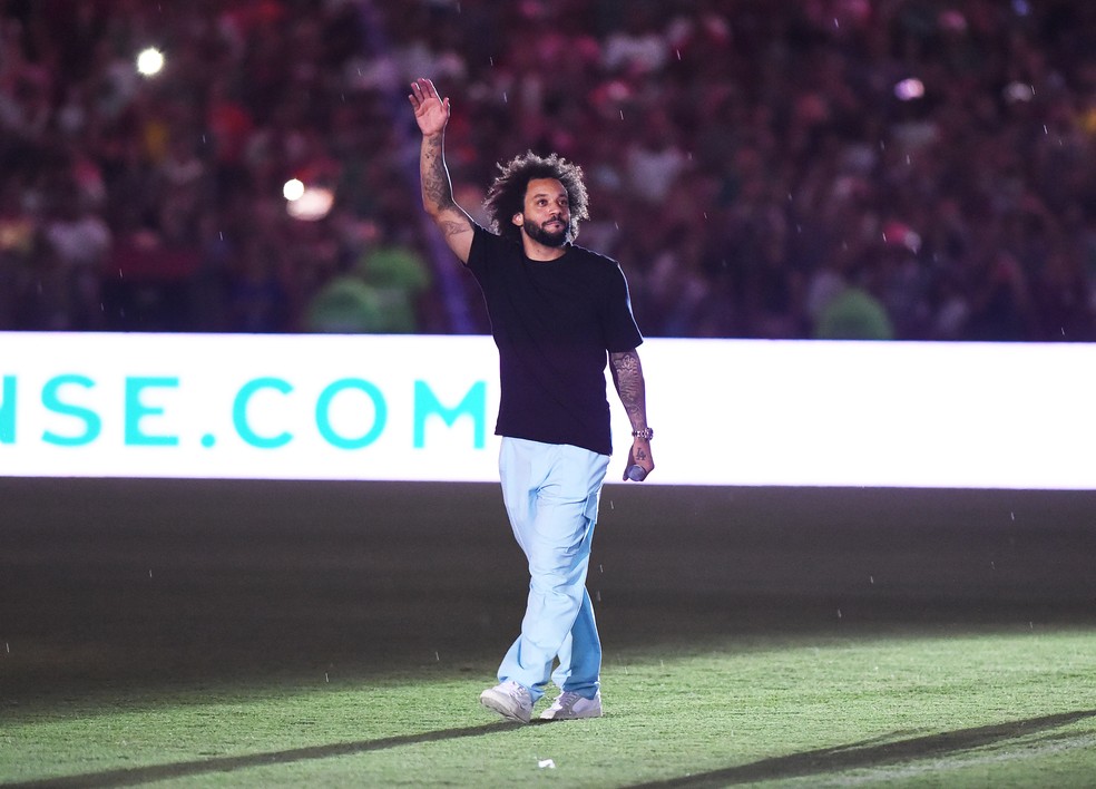 Marcelo, do Fluminense, em apresentação no Maracanã — Foto: André Durão