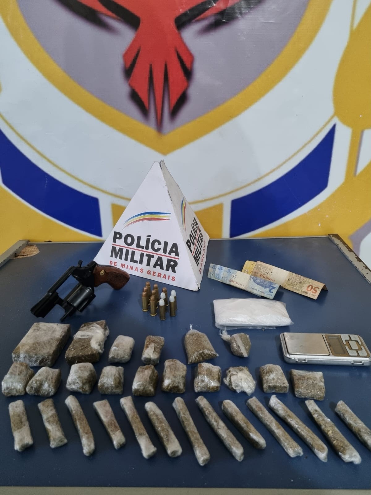 Homem tenta subornar policiais para evitar prisão ao ser flagrado com drogas, arma e munições, diz PM