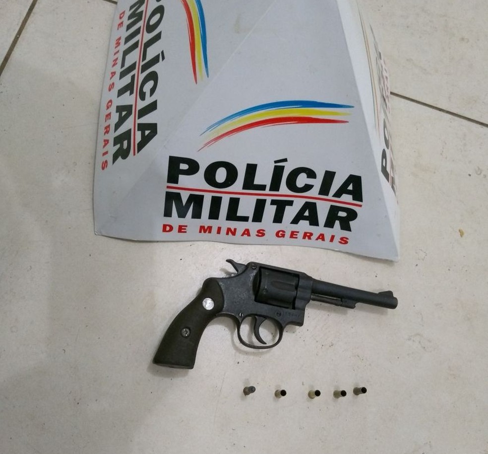 Arma usada pelos bandidos foi apreendida após troca de tiros, em Janaúba (Foto: Polícia Militar/Divulgação)