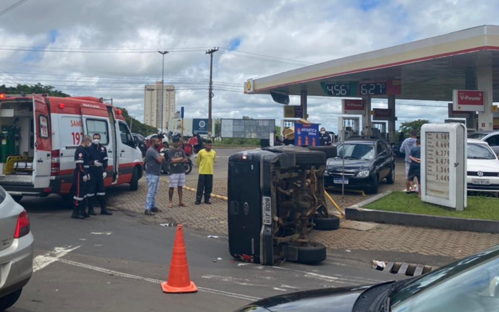 Motorista fica ferido após carro tombar em avenida de Franca, SP