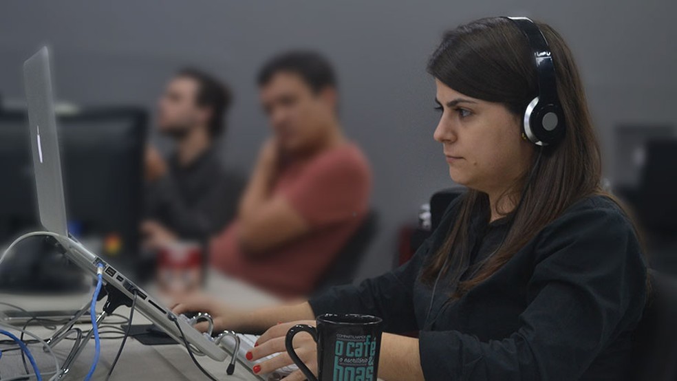 Mulher trabalha usando o método da Tekoa, que prevê a aplicação da metodologia de customer experience na jornada do usuário  — Foto: Andrieli Minatti/Acervo de Tekoa