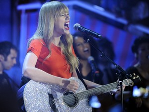Taylor Swift canta no palco do TV Xuxa (Foto: TV Globo )