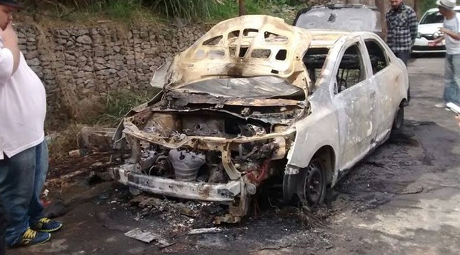 Táxi queimado: motorista teve ferimentos leves (Foto: Reprodução / Facebook )