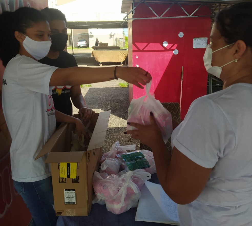 Moradora do Habitacional Macapaba recebeu kit de higiene íntima neste sábado (24) — Foto: Karina Rodrigues/Rede Amazônica