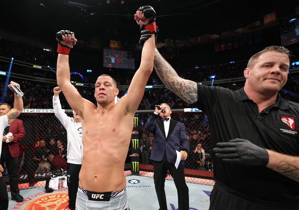 Nate Diaz venceu Tony Ferguson na última luta de seu contrato com o UFC — Foto: Jeff Bottari/Zuffa LLC