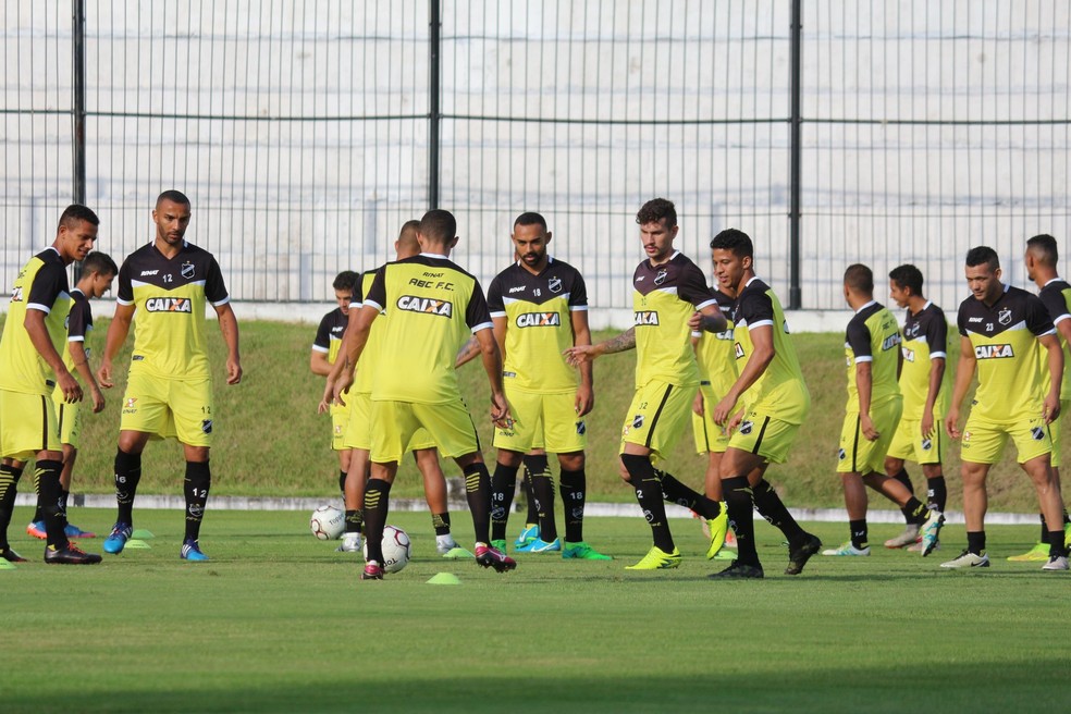 Jogadores do ABC durante o aquecimento no treino do Frasqueirão (Foto: Andrei Torres/ABC)