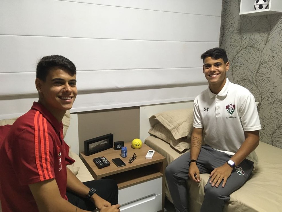 Rivais em campo, os irm&atilde;os dividem o quarto em casa &mdash; Foto: Marcelo Baltar