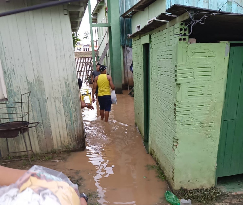 Moradores do bairro Base foram retirados na tarde desta sexta-feira (25)  — Foto: Arquivo/Defesa Civil Municipal