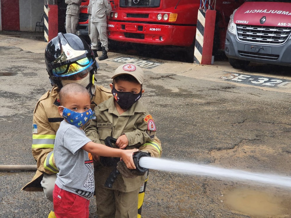 Arthur e Henrique visitaram o quartel e conheceram um pouco da rotina do Corpo de Bombeiros de Itaperuna — Foto: Andresa Alcoforado/Inter TV