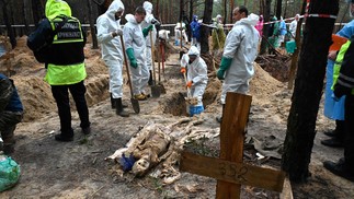 Descoberta de sepulturas levanta novas denúncias de atrocidades de guerra cometidas pelo exército russo. — Foto: Sergey Bobok / AFP
