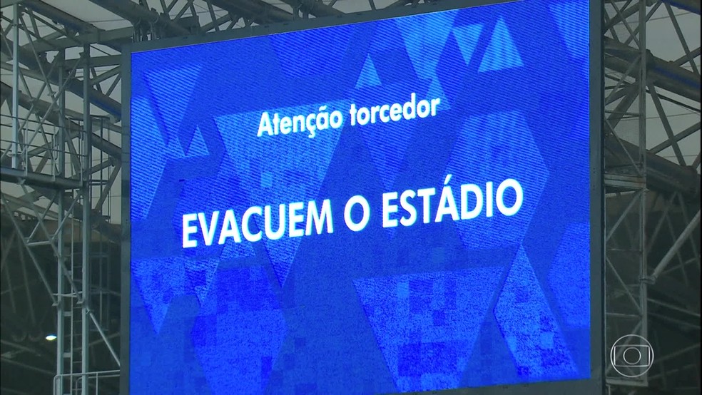 Torcida Briga Arranca Cadeira Invade Campo E Policia Usa Bomba De Gas Em Partida De Cruzeiro E Palmeiras No Mineirao Minas Gerais G1
