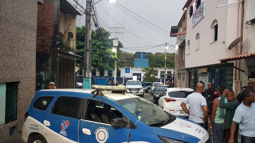Servidores são feitos reféns em posto de saúde do bairro da Santa Cruz, em Salvador — Foto: Jony Torres/ TV Bahia