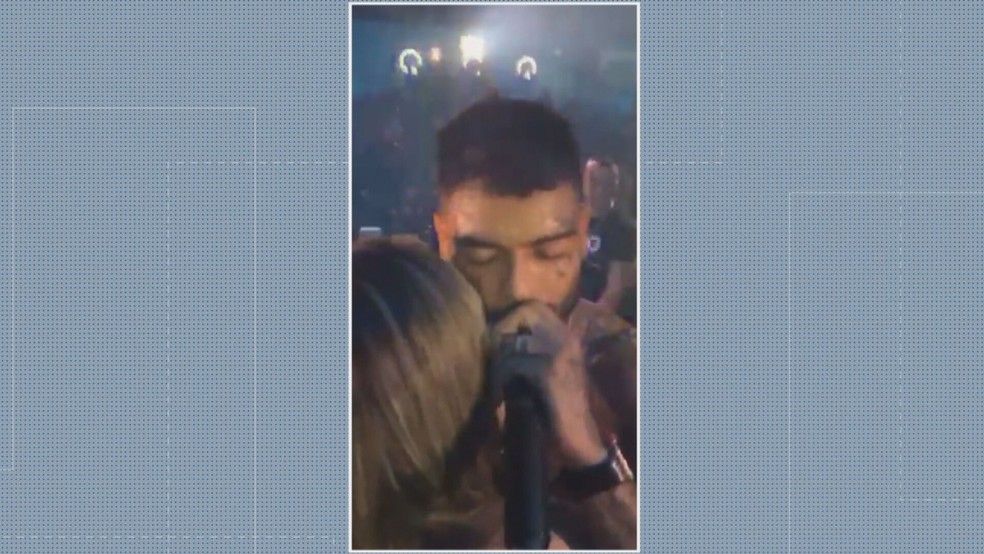 MC Kevin dança abraçado com a mulher no último show, no Rio — Foto: Reprodução/TV Globo