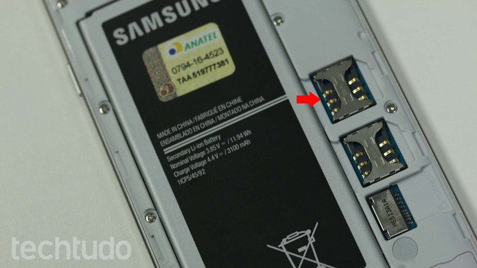 Remova a bateria para inserir o chip no Galaxy J5 Metal (Foto: Ana Marques/TechTudo)