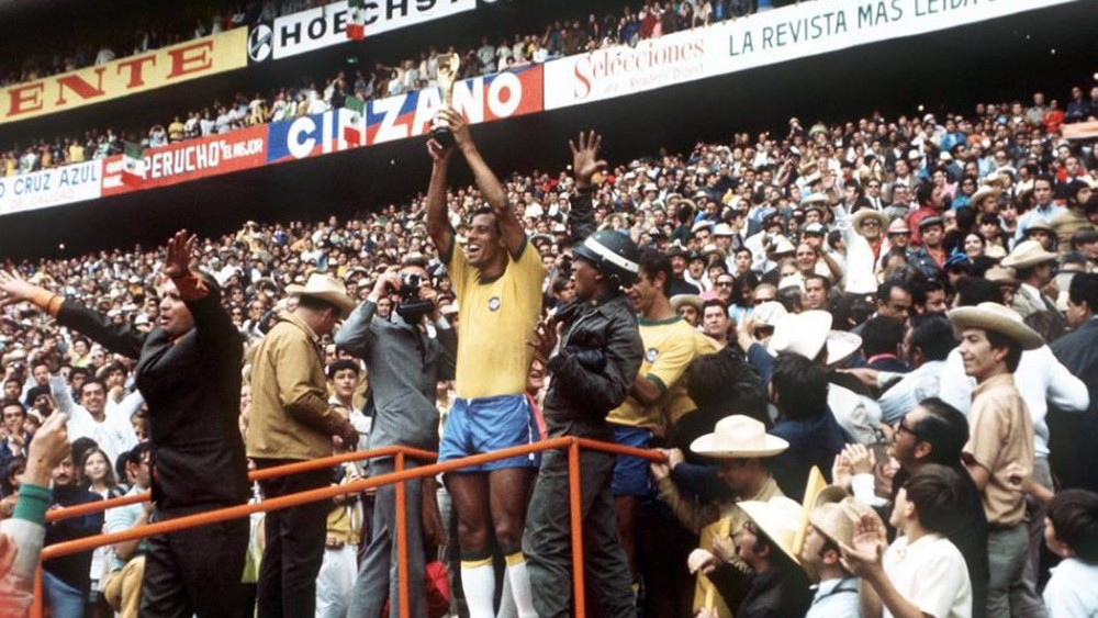 Carlos Alberto comemora a conquista do Tri em 1970
