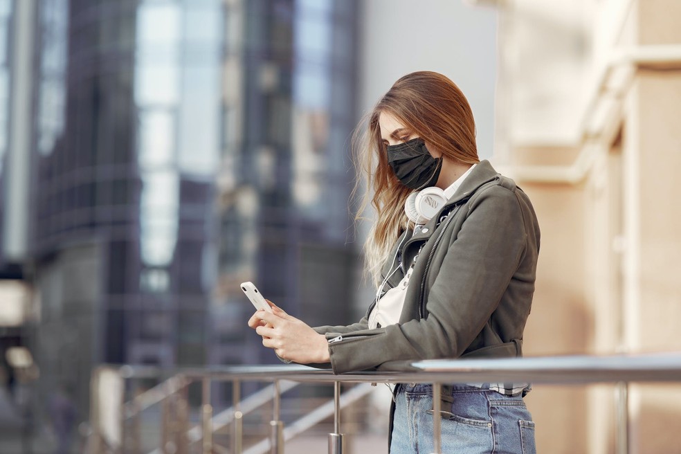 Novo recurso deve permitir desbloquear iPhone por reconhecimento facial mesmo de máscara — Foto: Divulgação/Pexels