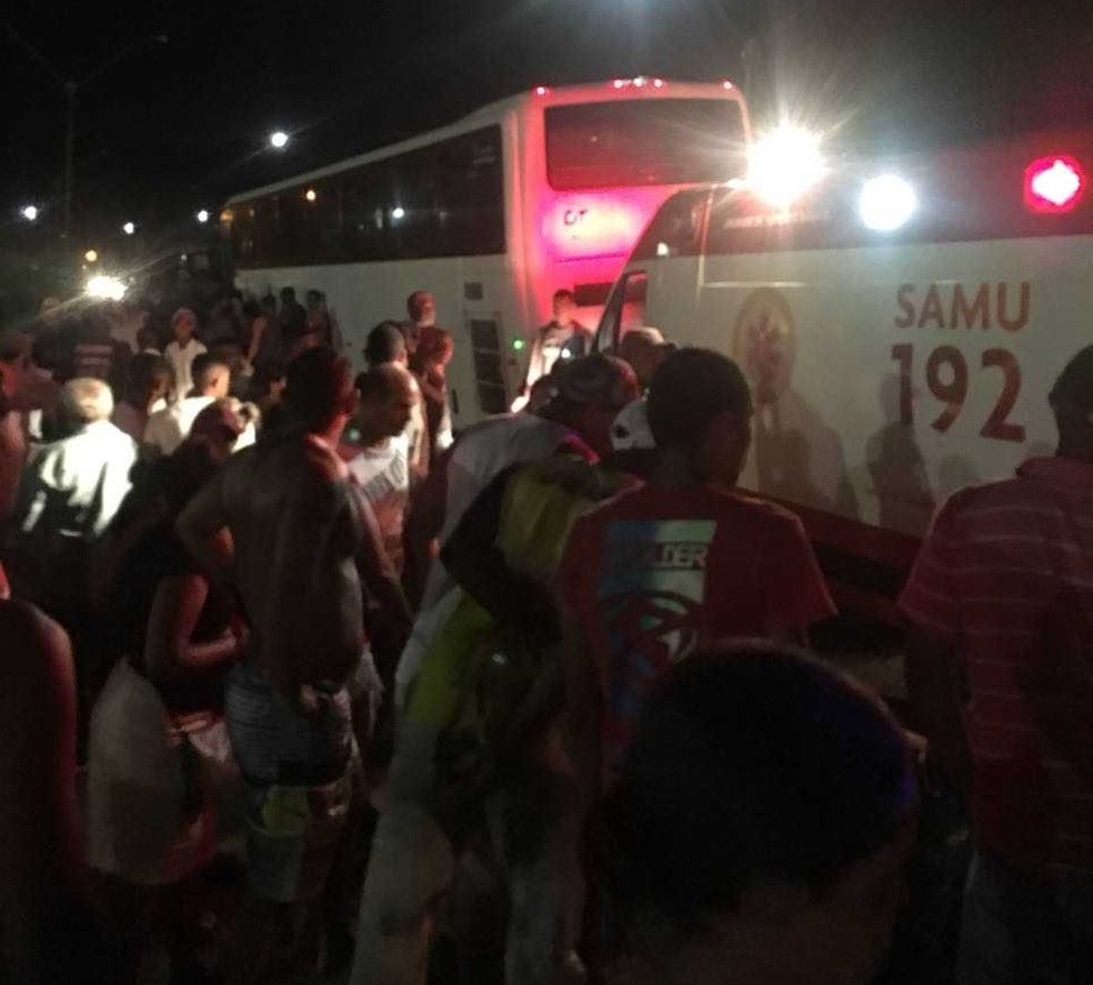 Moto é atingida por ônibus e mulher morre na BR-101, trecho de Itabatã, região sul da Bahia (Foto: Site Radar64)