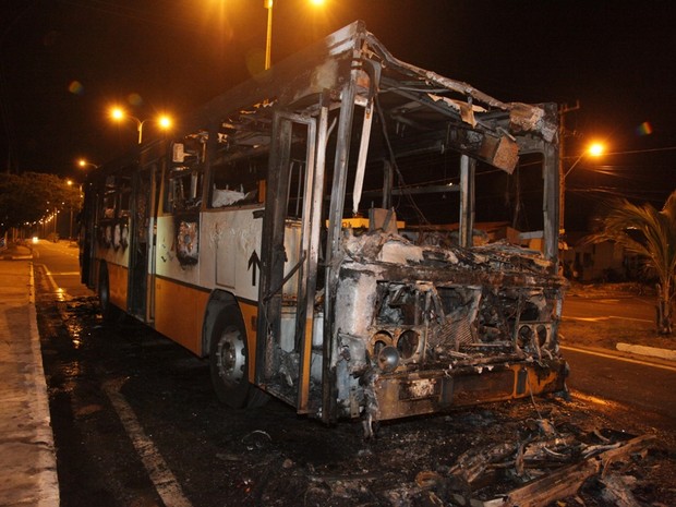Ônibus incendiado na Avenida Ferreira Gullar (Foto: De Jesus/O Estado)