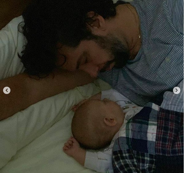 Uma das fotos compartilhadas pela dançarina Amanda Kloots mostrando o marido, o ator Nick Cordero, com o filho dos dois no colo (Foto: Instagram)