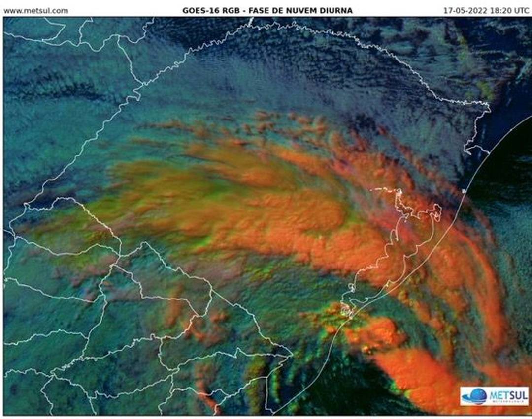 Imagem de satélite mostra ciclone se aproximando de Região Metropolitana, no Rio Grande do Sul 