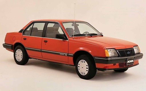 Chevrolet Monza - "Tubarão": os animais também foram representados no universo automotivo com esse clássico, muito visto nas ruas durante os anos 90. Este apelido já havia sido dado para seu primo mais novo, o Chevette (Foto: Reprodução)