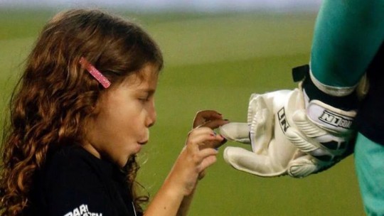 Fotógrafo do Botafogo compartilha encontro da filha com goleiro Lucas Perri: 'Matou curiosidade de como é a luva'