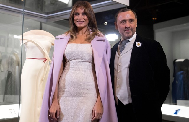 US First Lady Melania Trump stands alongside the gown she wore to the 2017 inaugural balls, and the gown's designer, Herve Pierre (R), as she donates the dress to the Smithsonian's First Ladies Collection at the Smithsonian National Museum of American His (Foto: AFP/Getty Images)