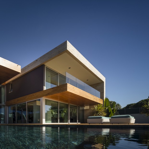 Em Portugal, casa de praia tem piscina, espelho d’água e móveis de design (Foto: Fernando Guerra)
