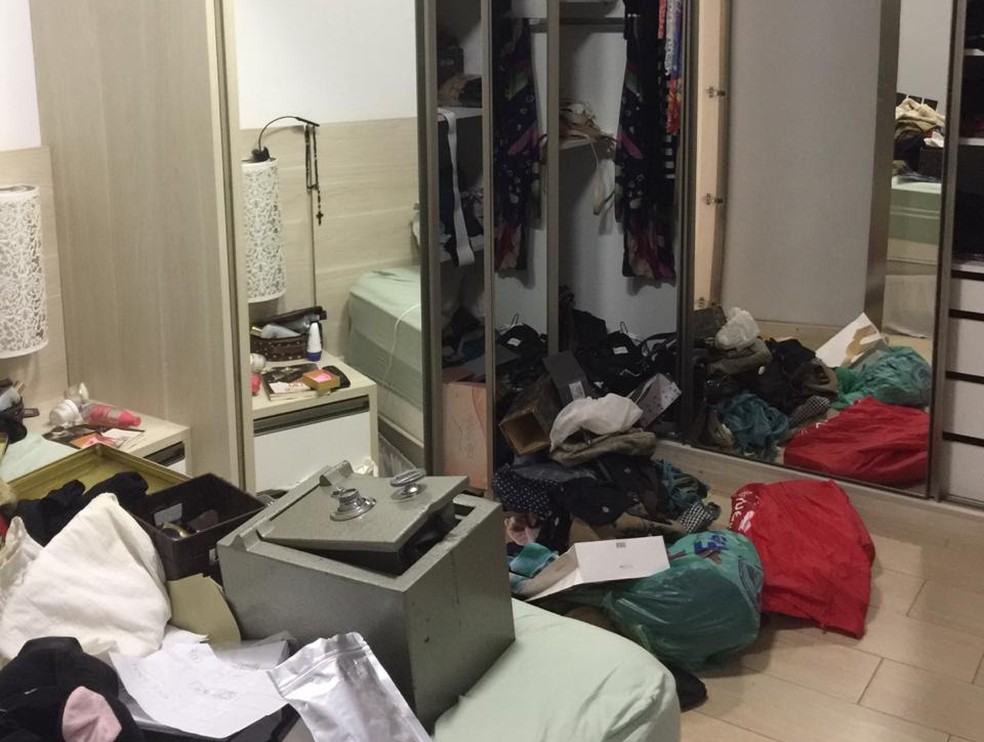 Invasores deixaram o apartamento da vítima revirado para encontrar objetos de valor em Praia Grande, SP, no domingo — Foto: Arquivo Pessoal