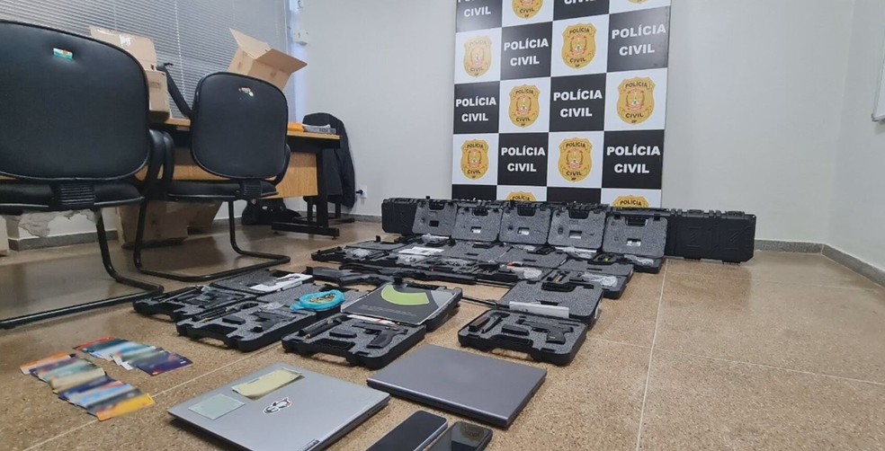 Armas, muni&ccedil;&atilde;o, computadores e celulares apreendidos com influenciador Maciel Carvalho, no DF &mdash; Foto: PCDF/Reprodu&ccedil;&atilde;o