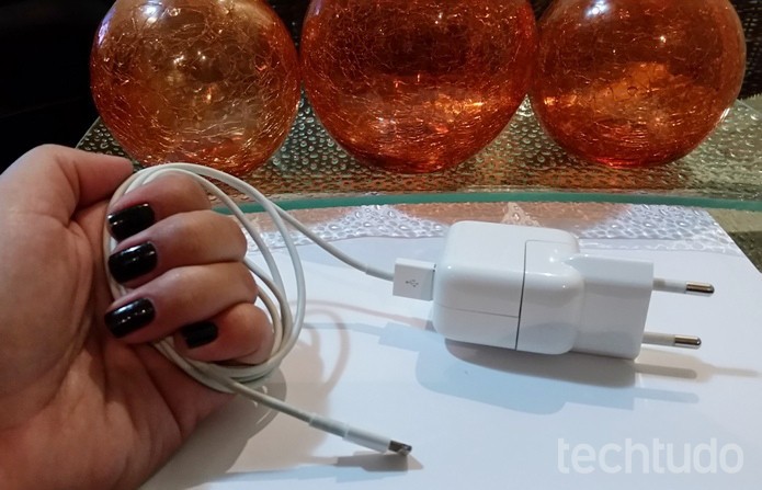 Os cabos e carregadores dos iPhones antigos também são compatíveis com o iPhone SE (Foto: Lívia Dâmaso/TechTudo)