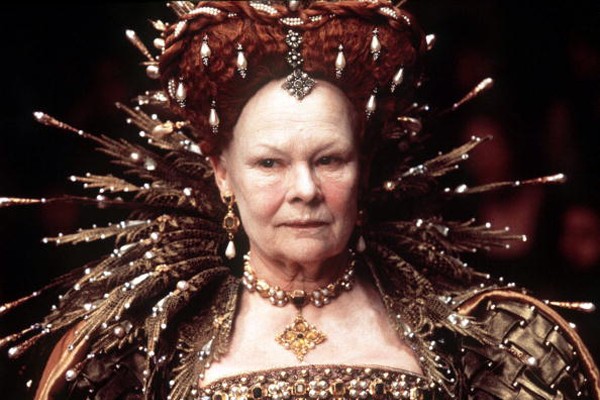 A atriz Judi Dench como a Rainha Elizabeth I no filme Shakespeare Apaixonado (1998) (Foto:  )