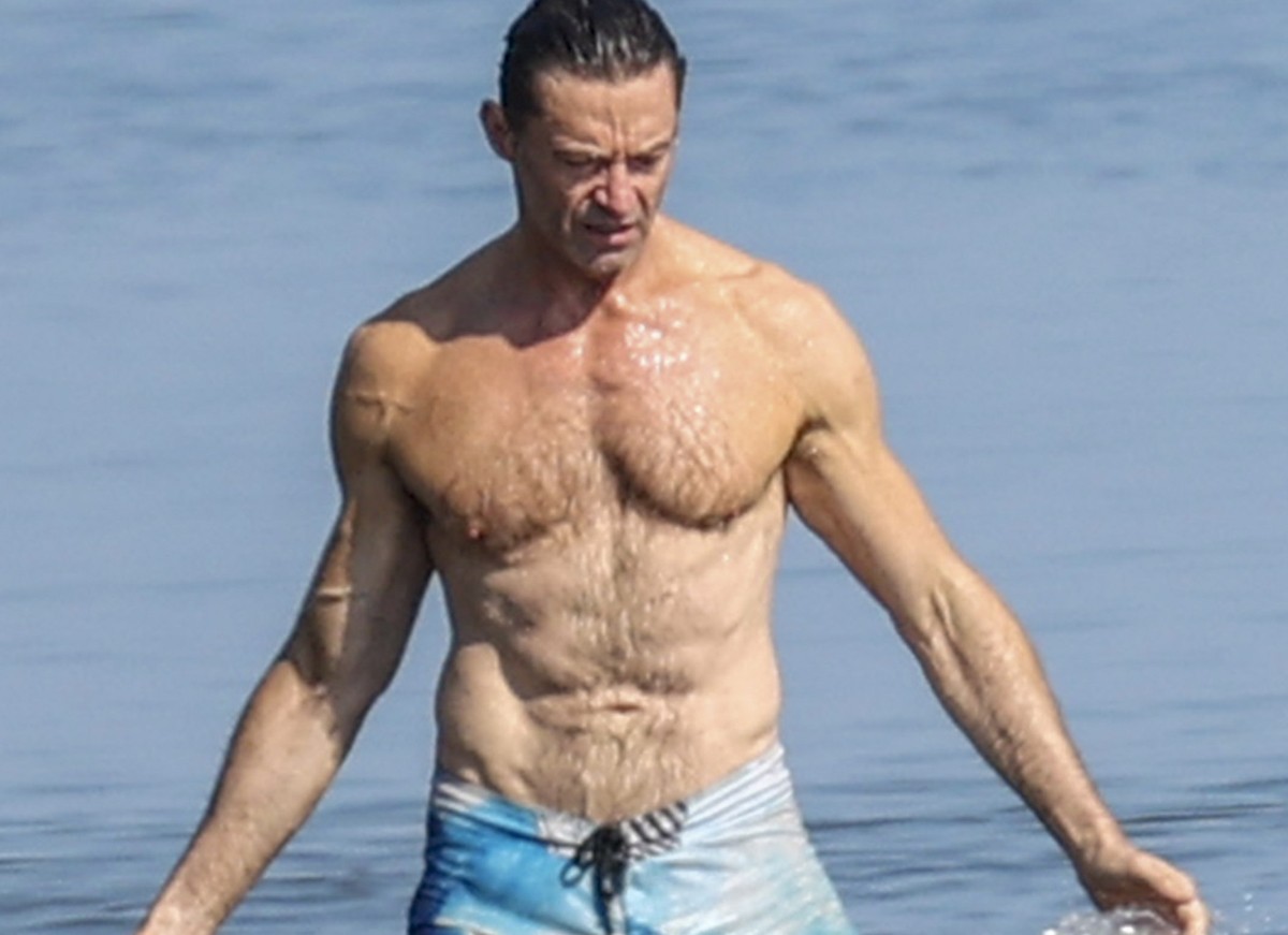 Hugh Jackman se refresca em Miami (Foto: The Grosby Group)