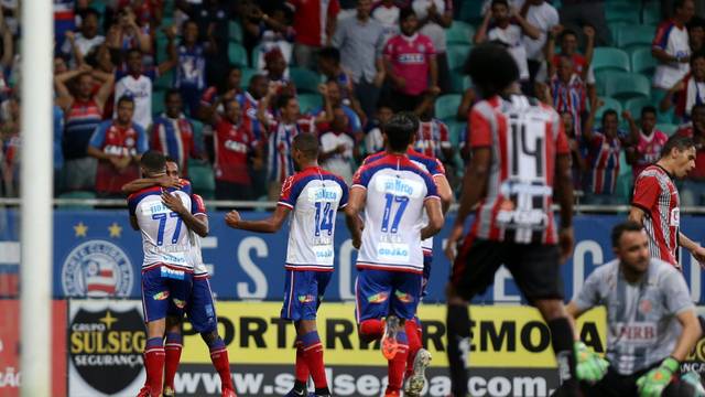 Jogadores do Bahia comemoram gol marcado diante do AtlÃ©tico de Alagoinhas
