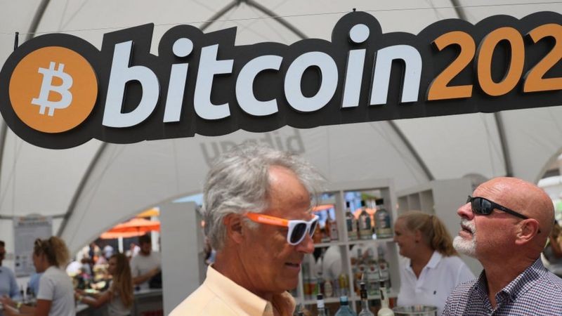 No bar do evento, você podia comprar bebidas com bitcoin (Foto: Getty Images)