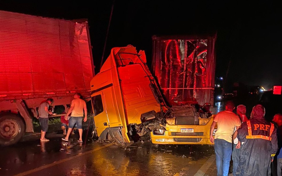 Cabine de carreta se solta após acidente em rodovia no sudoeste da BA — Foto: Divulgação/PRF