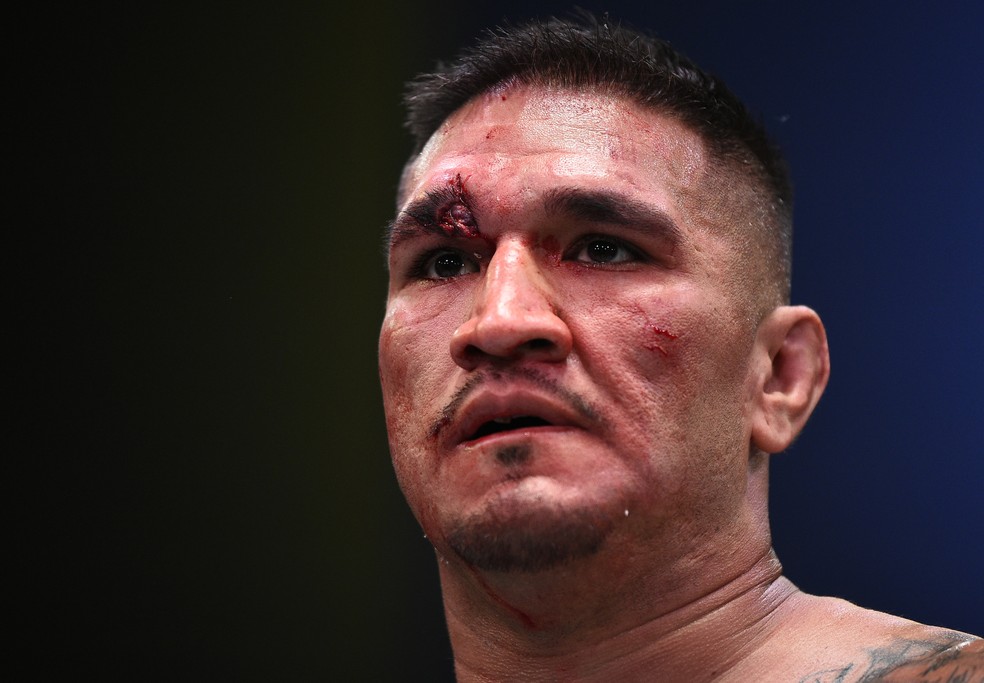 Ike Villanueva teve o supercílio lacerado na luta contra Jordan Wright no UFC Munhoz x Edgar — Foto: Getty Images