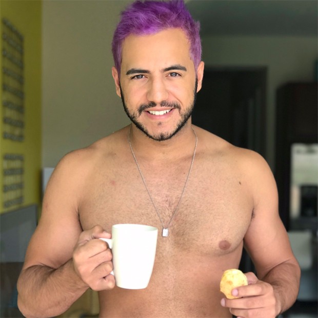 Matheus Lisboa exibe cabelos roxos e faz pose sem camisa (Foto: Reprodução/Twitter)