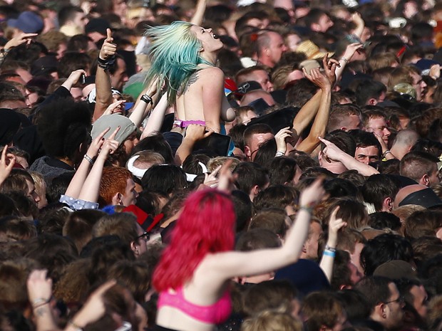 Público do festival Download, na Inglaterra, nesta sexta-feira (14) (Foto: Reuters/Darren Staples)